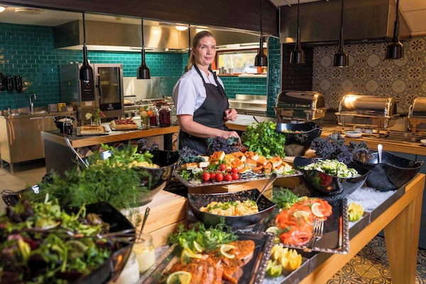 Free daily buffet breakfast