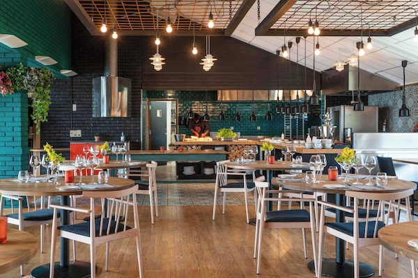 Frühstück und Abendessen, lokale und internationale Küche