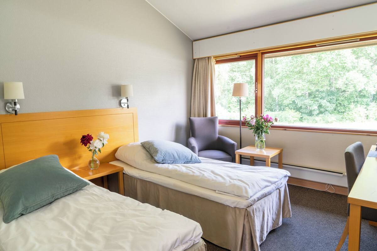 Twin Room | Desk, laptop workspace, WiFi (free), bed sheets