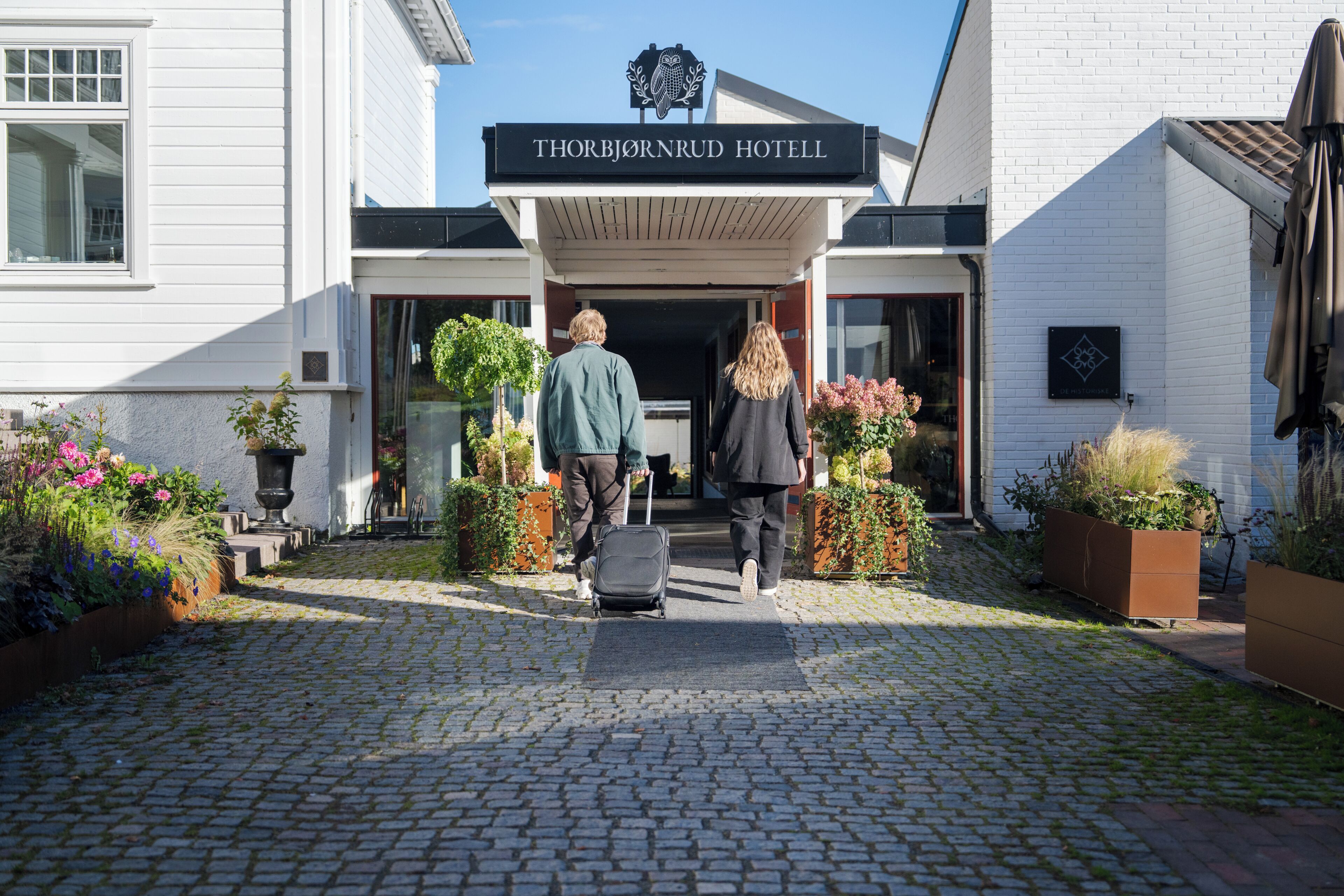 L'entrada de l'Hotel Thorbjørnrud, amb un camí de pedra que condueix a la porta principal.