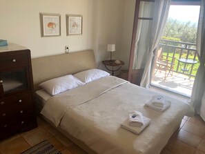 3 soverom, skrivebord, strykejern/-brett og reiseseng for barn