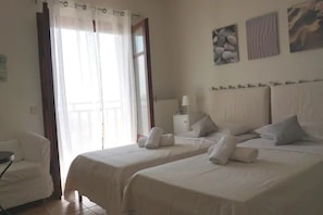 3 Schlafzimmer, Schreibtisch, Bügeleisen/Bügelbrett, Reisekinderbett