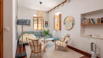 House (5 Bedrooms) | Living room | TV