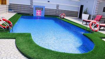 من حمّامات السباحة المغطاة