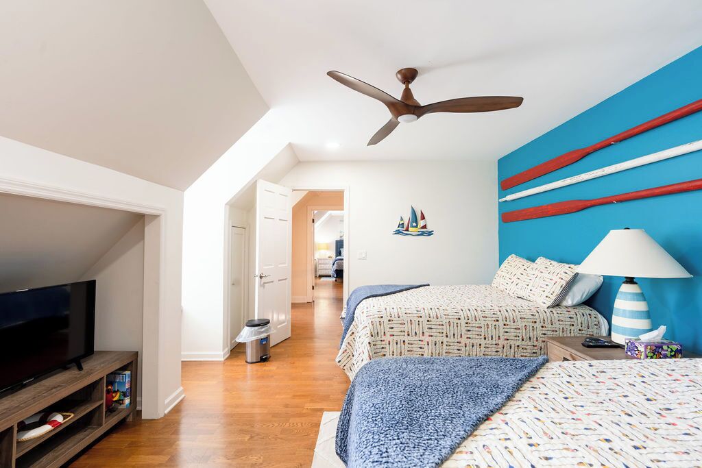 4 habitaciones, escritorio y tabla de planchar con plancha 