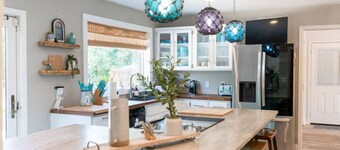 Dog lovers: Fenced yard, 2 king beds, lake access,