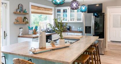 Dog lovers: Fenced yard, 2 king beds, lake access,