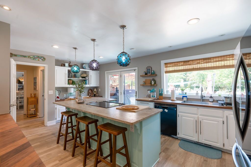 Large Lakefront Home in Heber Springs with Pool, pets OK