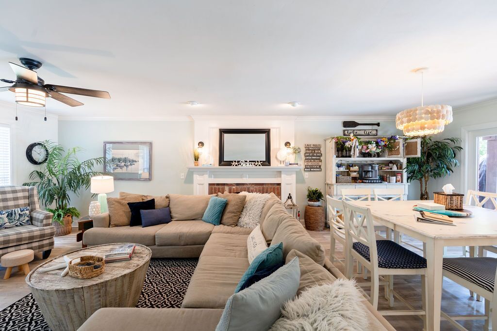 Large Lakefront Home in Heber Springs with Pool, pets OK