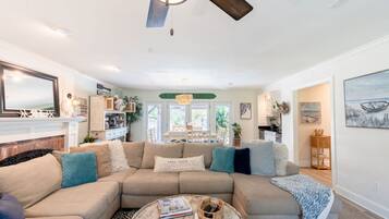 Una Smart TV, una chimenea, un reproductor de DVD