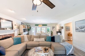 Smart-tv, een open haard, een dvd-speler en een tafeltennistafel