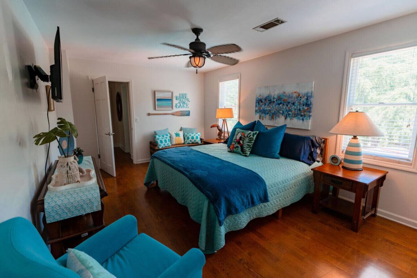 Schreibtisch, Bügeleisen/Bügelbrett, Reisekinderbett, WLAN