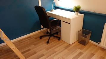 5 bedrooms, desk, free WiFi, bed sheets