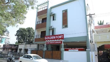 Un edificio con un letrero que dice "Golden Fort Stay with Luxury".