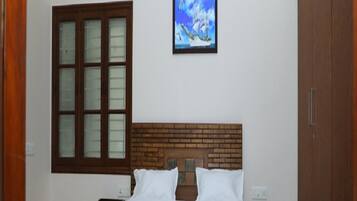 Egyptian cotton sheets, premium bedding, desk, free WiFi