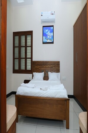 Egyptian cotton sheets, premium bedding, desk, free WiFi