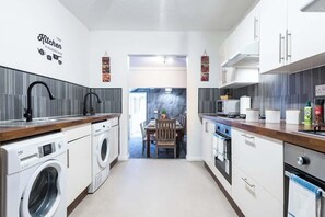 Coffee/tea maker, fridge, microwave, oven - Hull Largest 6 Bedrooms House - Sleeps 13 (Hull)