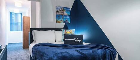 6 bedrooms, iron/ironing board, WiFi, bed sheets