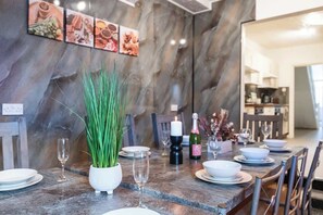Dining - Hull Largest 6 Bedrooms House - Sleeps 13 (Hull)