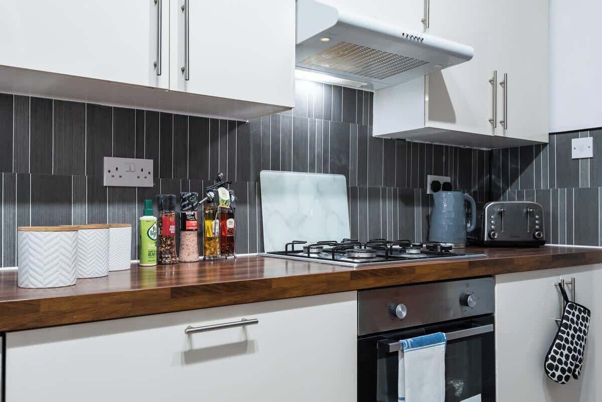 Coffee/tea maker, fridge, microwave, oven