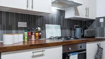 Coffee/tea maker, fridge, microwave, oven