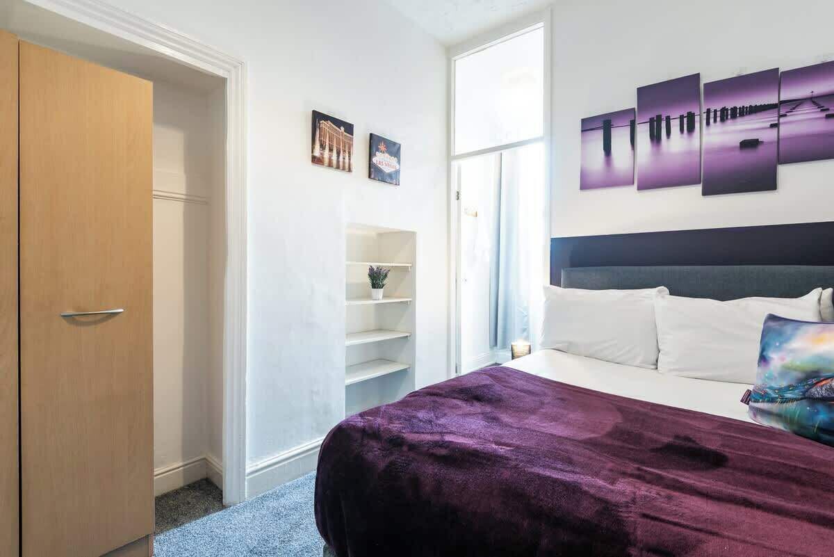 6 bedrooms, iron/ironing board, WiFi, bed sheets