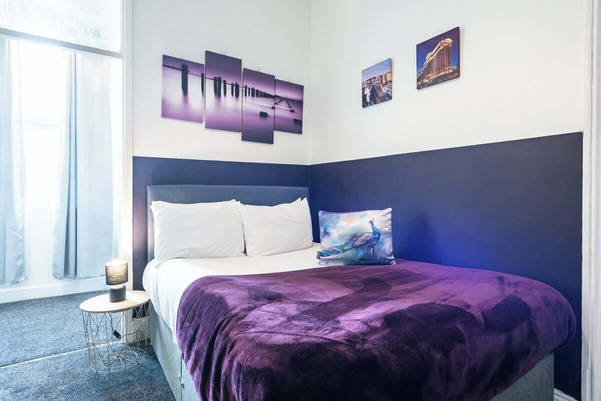 6 bedrooms, iron/ironing board, WiFi, bed sheets