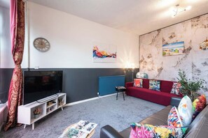 TV, Netflix, streaming services - Hull Largest 6 Bedrooms House - Sleeps 13 (Hull)