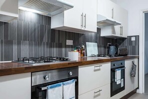 Private kitchen - Hull Largest 6 Bedrooms House - Sleeps 13 (Hull)