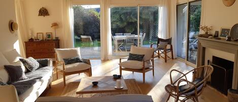 Fireplace, books, stereo