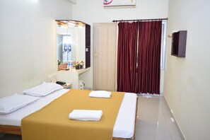 In-room safe, desk, iron/ironing board, rollaway beds - Ganesh Beach Resort (Tindivanam)