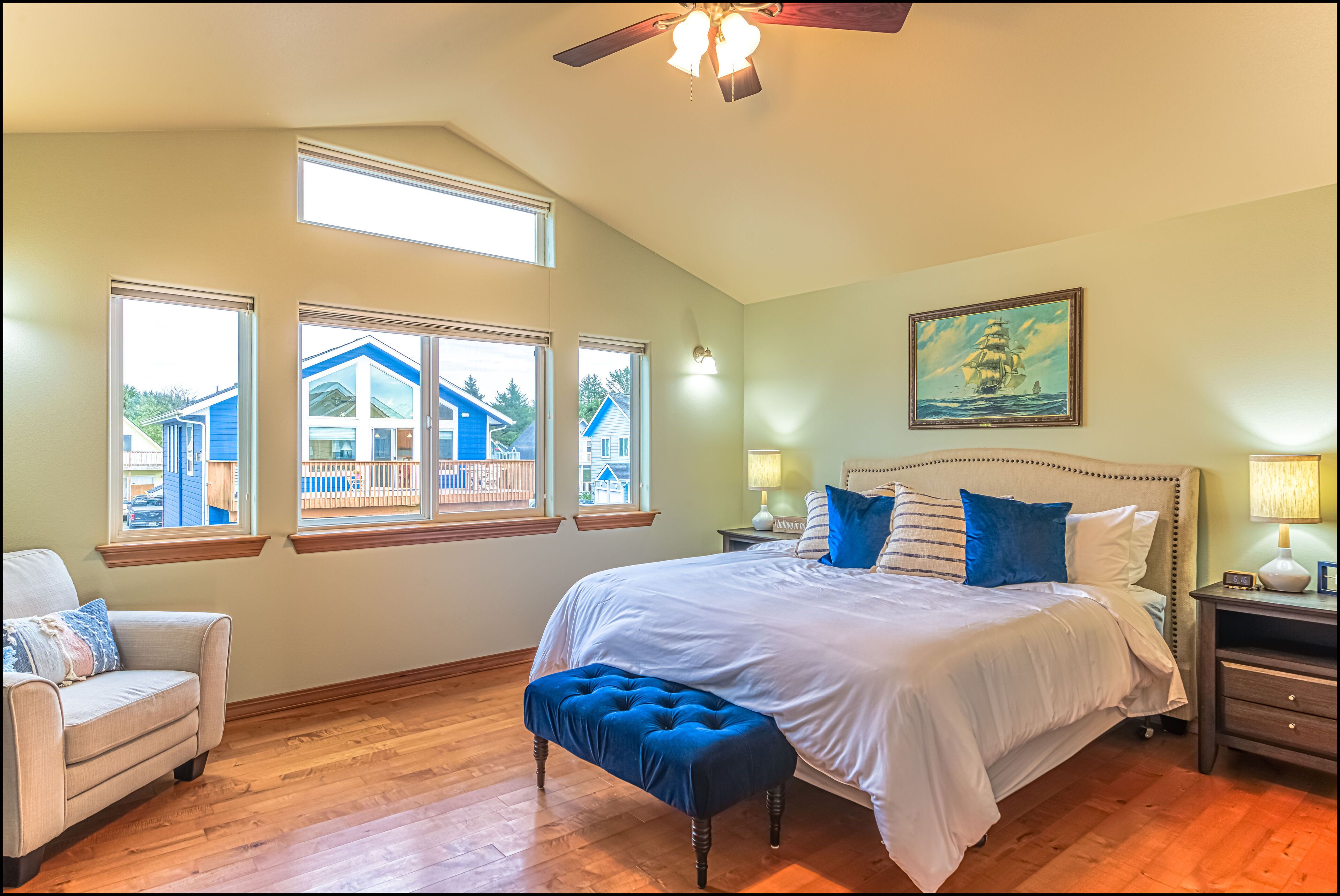 Big Bold House on the Dunes, Easy Walk to the Mighty Pacific Ocean