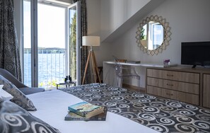 5 chambres, coffres-forts dans les chambres, bureau