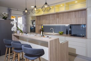 Réfrigérateur, four, plaque de cuisson, lave-vaisselle