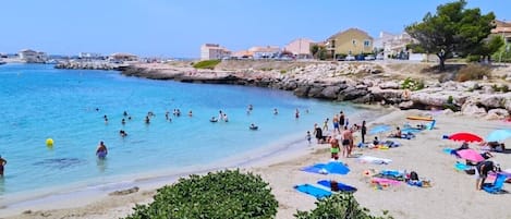 Una spiaggia nelle vicinanze