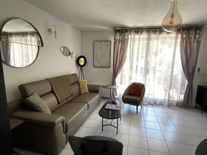 Een smart-tv, een dvd-speler, een tafeltennistafel en een stereo