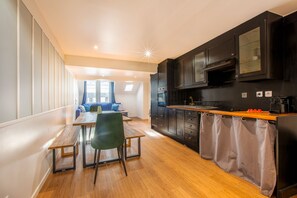 Geladeira, micro-ondas, fogão, cooktop