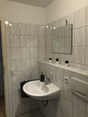Bathroom - Helle, Moderne und Zentral Gelegene Wohnung (Lörrach)