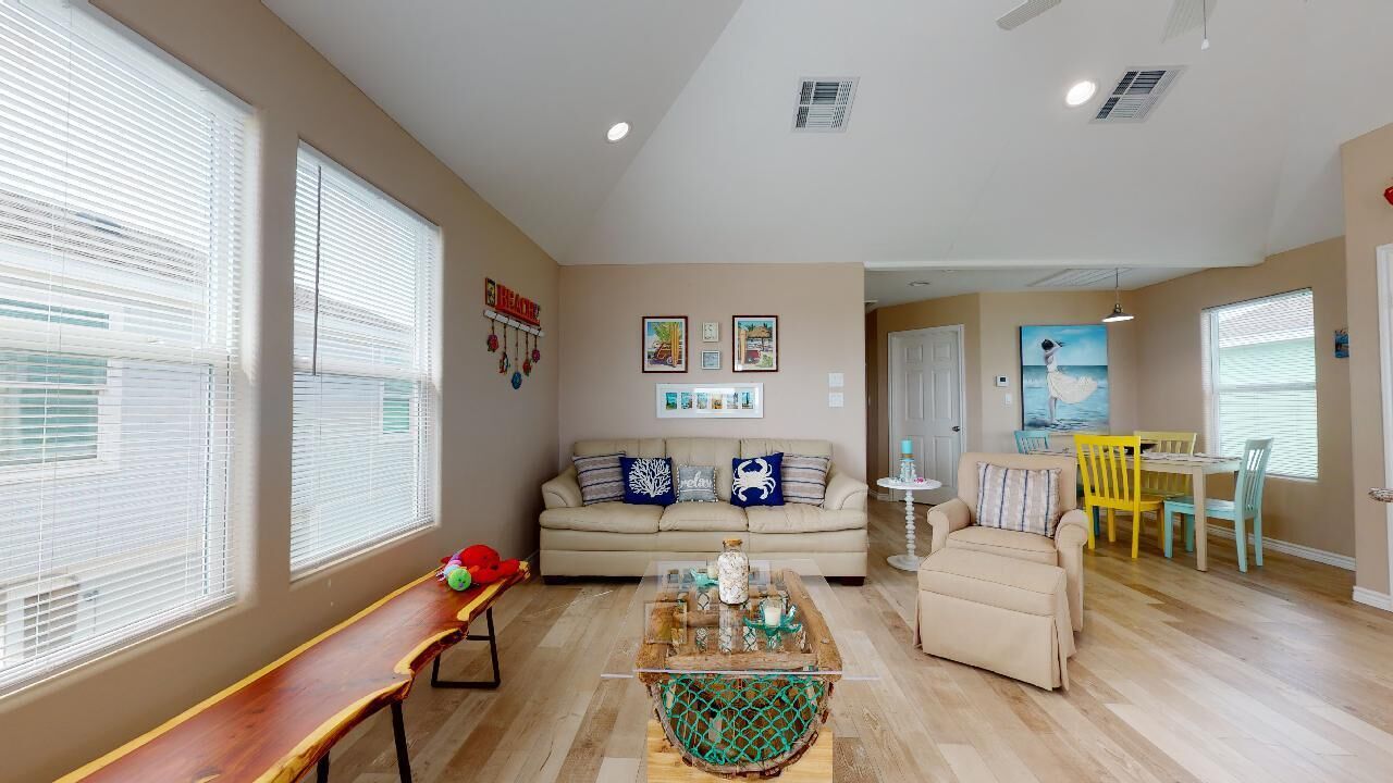 Cozy getaway in the heart of Crystal Beach!