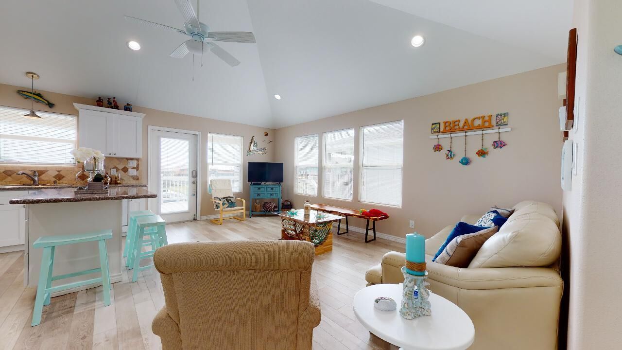 Cozy getaway in the heart of Crystal Beach!