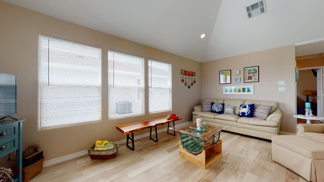 Cozy getaway in the heart of Crystal Beach!