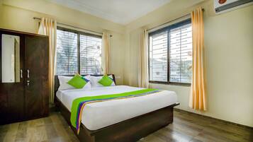 Standard Double Room | Desk, free WiFi, bed sheets