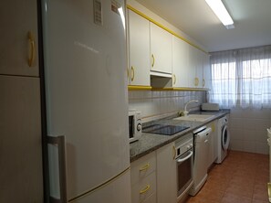 Kühlschrank, Mikrowelle, Ofen, Geschirrspüler