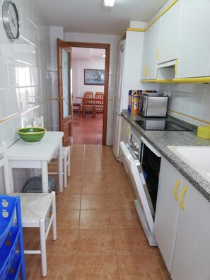 Een koelkast, een microgolfoven, een oven, een vaatwasser