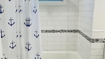 Ensemble douche/baignoire, sèche-cheveux, serviettes fournies, savon