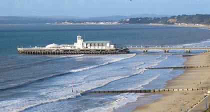 Modern two Bedroom Apartment Ideally Located