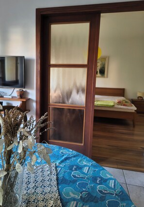 2 bedrooms, travel cot, free WiFi, bed sheets