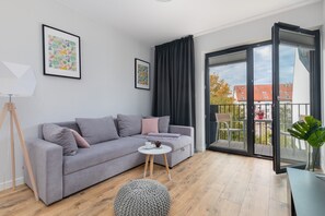 40-inch flat-screen TV with cable channels, TV - Kolo Brzegu Apartments by Renters (Kolobrzeg)