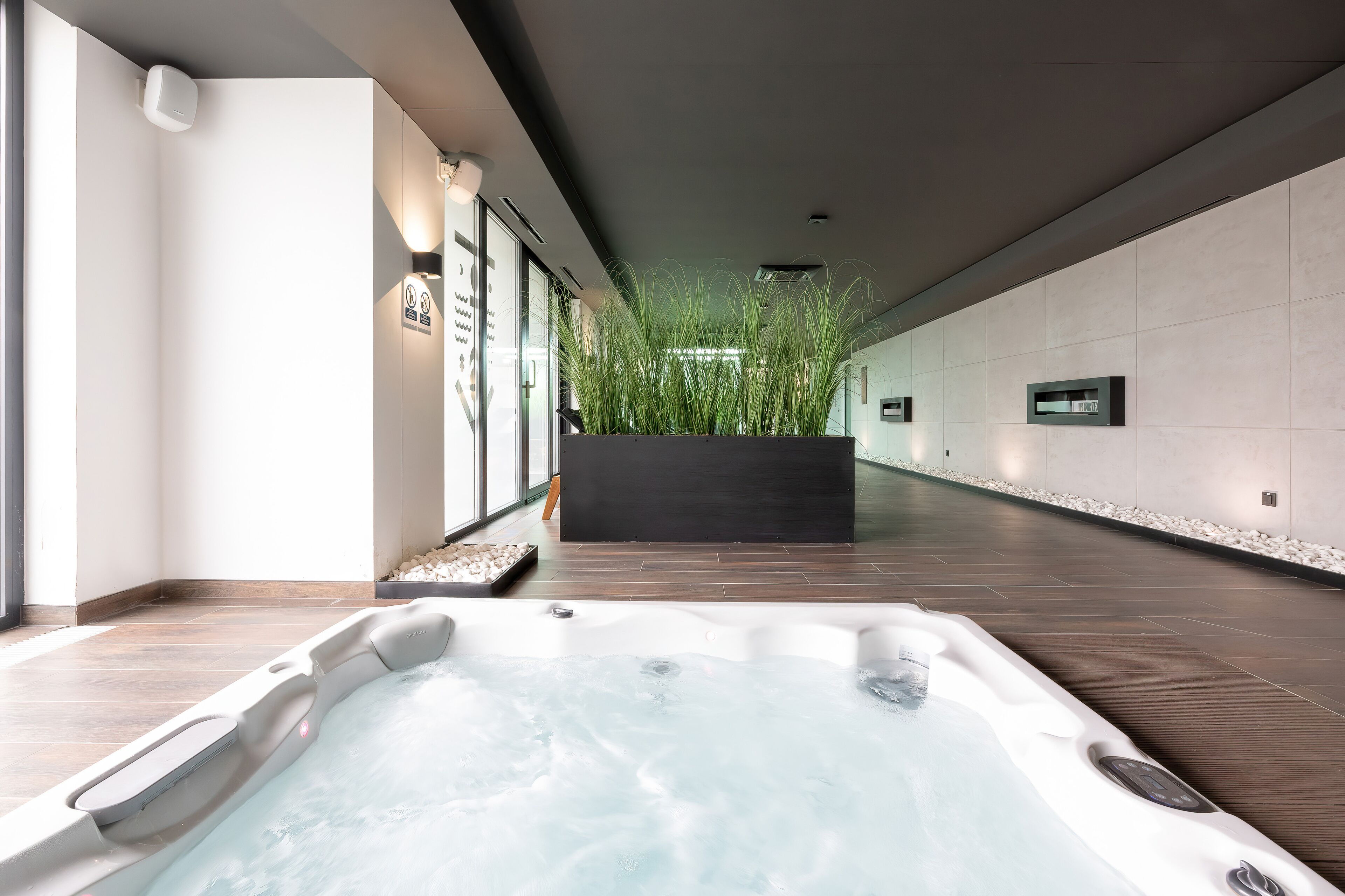 Indoor spa tub