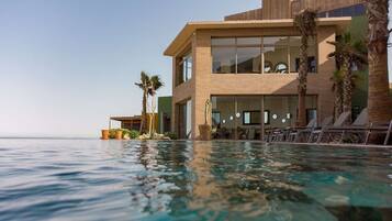 Una piscina al aire libre, tumbonas